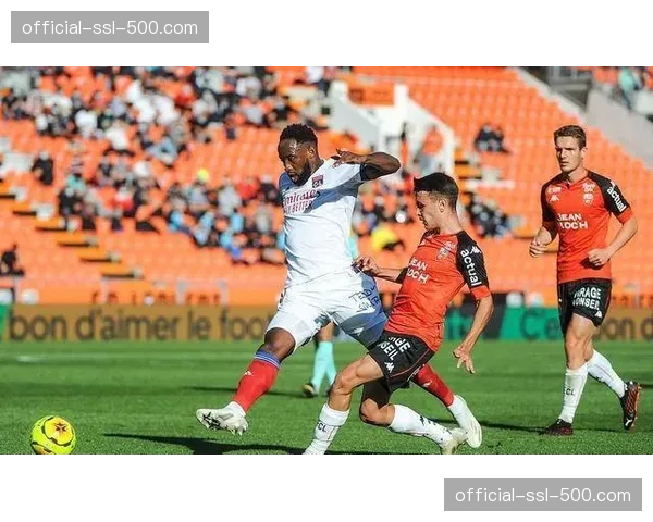 斯特拉斯堡1-1蒙彼利埃，补时阶段争议点球未判引发主队抗议