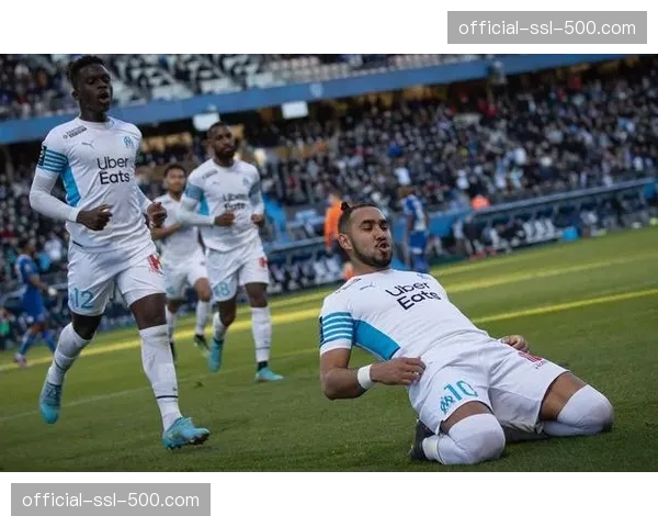 终场哨响，老将帕耶被蒙彼利埃主场球迷起立鼓掌致敬