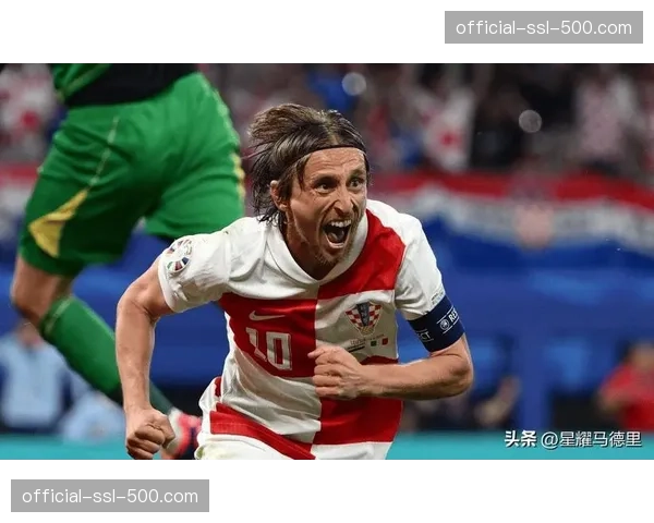 终场哨响，38岁莫德里奇被换下场时获得伯纳乌全场起立鼓掌