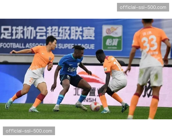 【2026年4月中超联赛·赛中·特写特写：沧州雄狮外援奥斯卡沿右肋长途奔袭60米造点