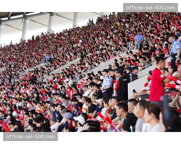 第四轮8场比赛上座人数均突破2万,3场超3万 第四轮8场比赛上座人数均突破2万,3场超3万